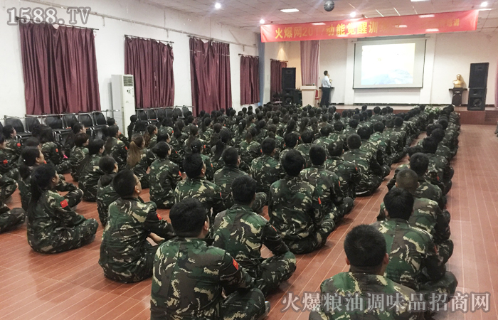 人只要学会感恩,你的人生将会很精彩,感恩自己的父母,他们给了我生命、感恩老师,他们教会了我做人的道理和知识、感恩自己的朋友,是他们与我们一路相伴、感恩自己的对手,他们让我们有了竞争力,去拼搏去奋斗、感恩老板,是他给了我们工作,给了我们这次培训的机会。
