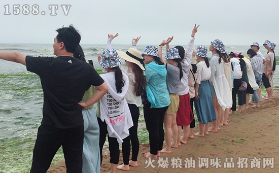 7月,游青岛