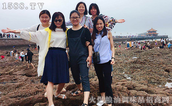 红瓦绿树、碧海蓝天;玩沙戏水,放飞自我!