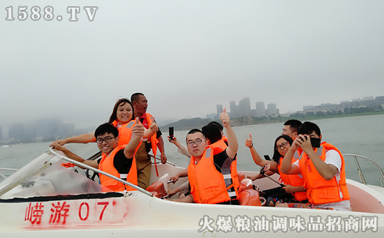 红瓦绿树、碧海蓝天;玩沙戏水,放飞自我!