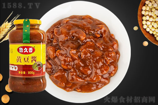 黄豆酱又称大豆酱、豆酱,用黄豆炒熟磨碎后发酵而制成,是我国传统的调味酱。黄豆酱的主要成分有蛋白质、脂肪、维生素、钙、磷、铁等,这些都是人体不可缺少的营养成分。吃饭的时候搭配黄豆酱,可以让饭菜营养又鲜香!鲁久香黄豆酱,醇厚绵香,随时随地,为您的饭菜增香加味!