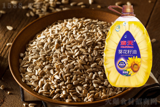 葵花籽油是从葵花籽中提取的油类,油色金黄、清明透亮,有些令人喜食的清香味,是我们烹饪时经常要用到的食用油。葵花籽油还含有丰富的营养物质,如维生素A,B,D和E,并富含不饱和脂肪酸。海天葵花籽油,优选原料,苛求品质,只为您的健康!