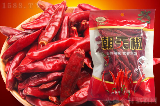 朝天椒是我们生活中比较常见的一种辣椒,一般比较辣的食物里面都会放朝天椒,因为朝天椒比一般的辣椒都更辣一些,因此朝天椒也受到了众多辣椒爱好者的喜爱。乡佬汉朝天椒,味道香浓、香辣爽口、气味鲜香,家庭常用料!