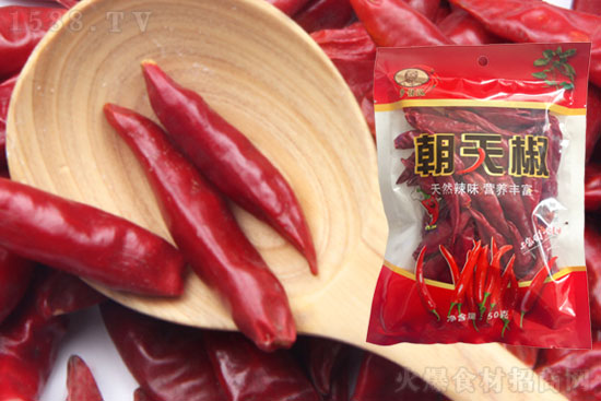 朝天椒是我们生活中比较常见的一种辣椒,一般比较辣的食物里面都会放朝天椒,因为朝天椒比一般的辣椒都更辣一些,因此朝天椒也受到了众多辣椒爱好者的喜爱。乡佬汉朝天椒,味道香浓、香辣爽口、气味鲜香,家庭常用料!