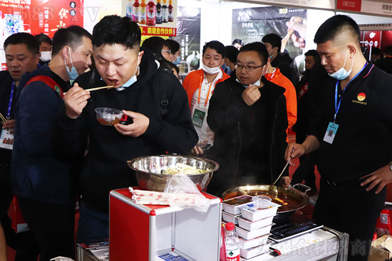 火锅底料定制专家【火娃】亮相春糖,现场做美味引围观!