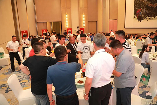 黑格咨询集团8周年庆典,豪掷200万重奖经营管理团队!