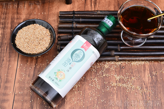 李磨油小磨香油,色如琥珀,浓香醇厚!